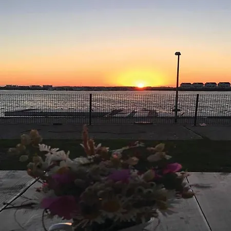 Pier 21 - Captains Lounge Apartment